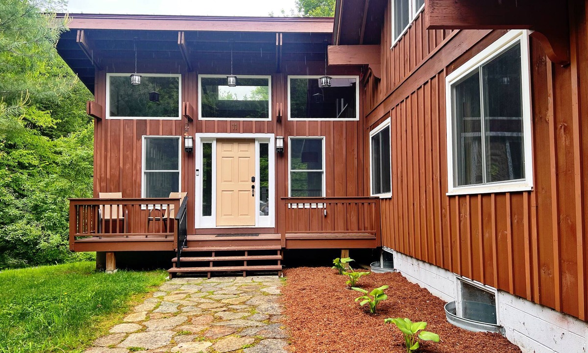 Wilmington House | Spring Vermont Ski House- Salt Hot Tub, Fire Pit, Pets, 10 min to MT Snow