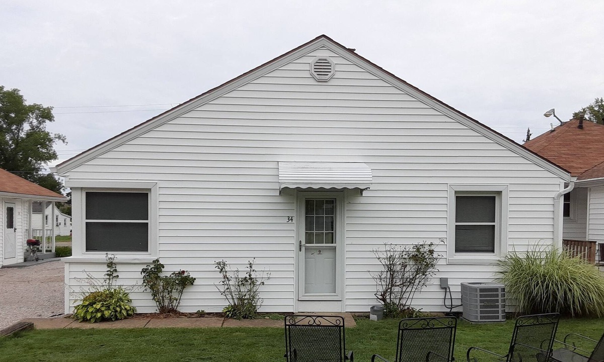 Geneva-on-the-Lake House | Spunky Cottage Located on GOTL Strip