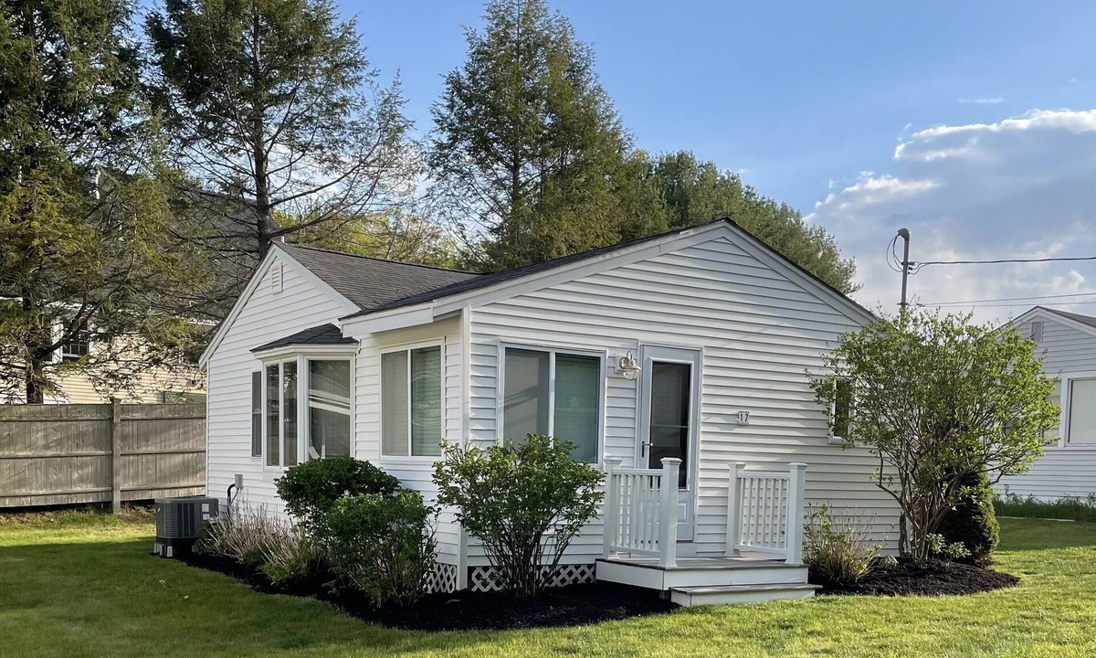 Ogunquit House | Stay at The Salt Life! Pristine, Quintessential Maine Sleeps 4-6 Walk To Beach