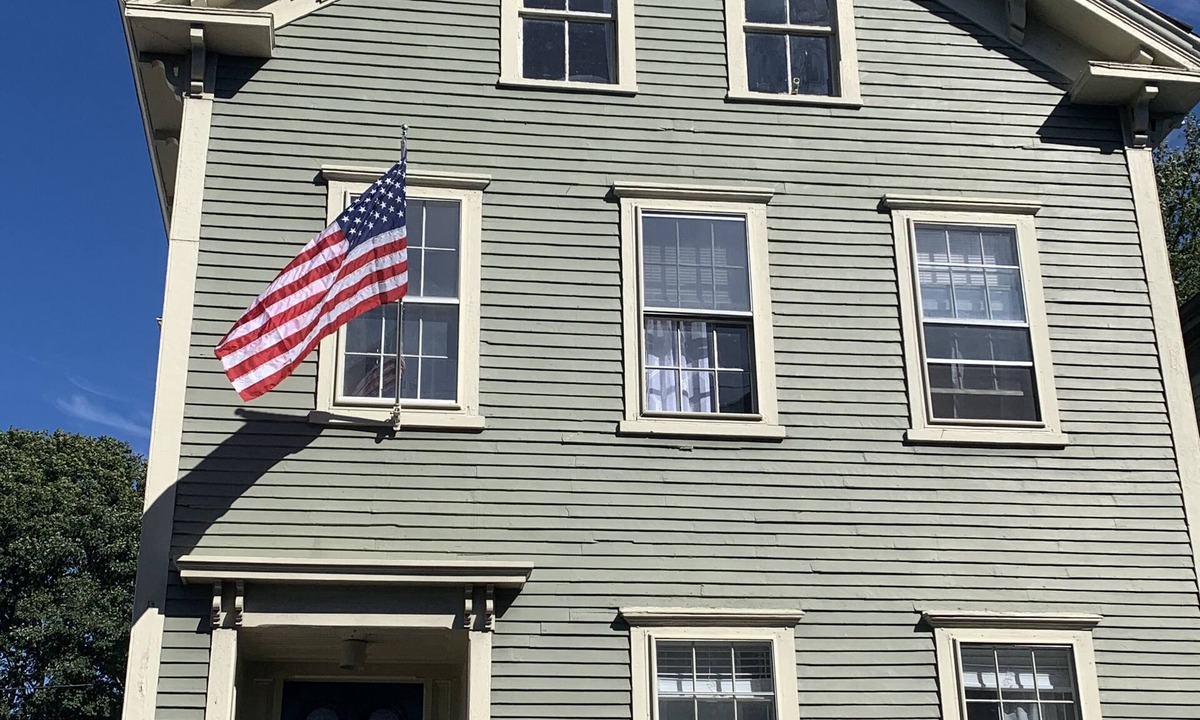 Historic Hill Apartment | STAY IN THE HEART OF NEWPORT!