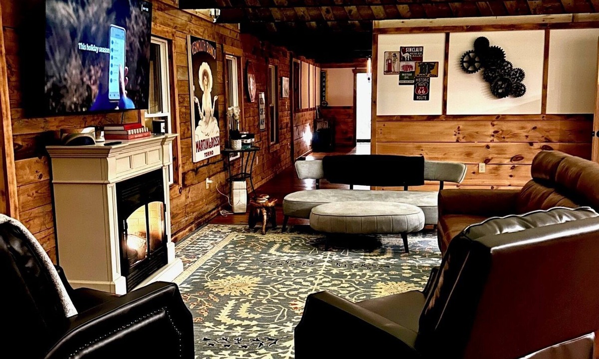 Jacksonville Apartment | Stay in this historic Automotive-themed huge Apt. Located in charming Whitingham