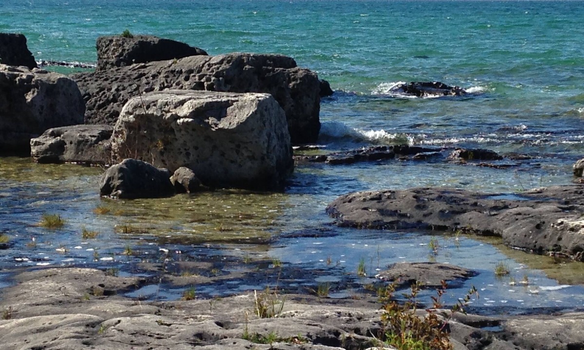 Colpoys Bay Cottage | Step out the door to the gentle lapping shore of Pike Bay!