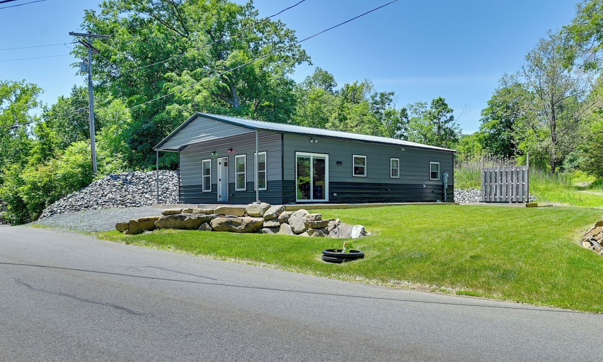 Clifton Park House | Steps to Mohawk River! 22 Mi to Saratoga Ractrack!