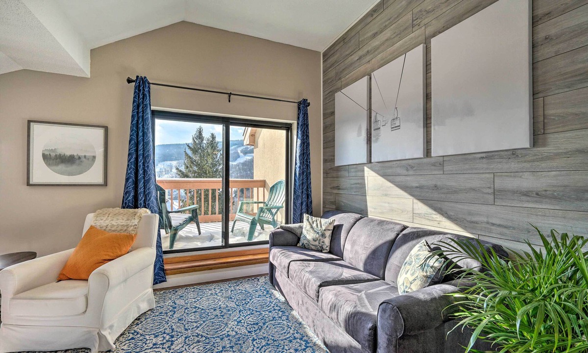 West Dover Condo | Steps to Ski Shuttle! Snow Mountain Village Condo