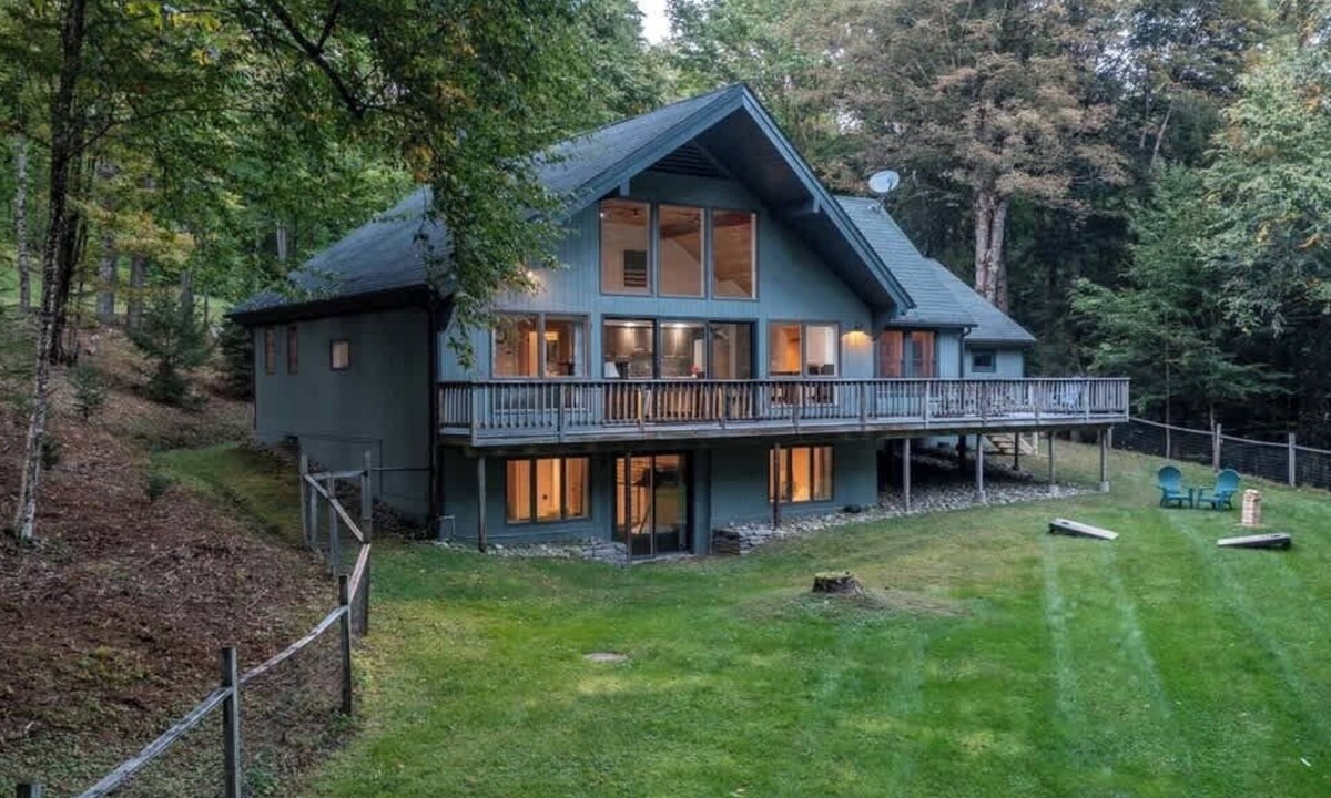 Moscow House | Stowe Woods Chalet - Hot Tub, Fam-Friendly & Cozy