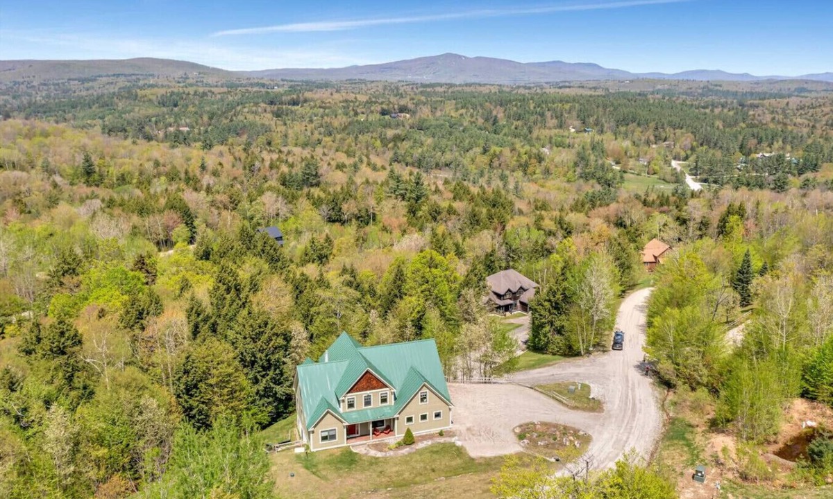 Stratton Mountain House | Stratton; 4 min! Luxury-Shuttle-King Beds-Hot Tub-Foosball