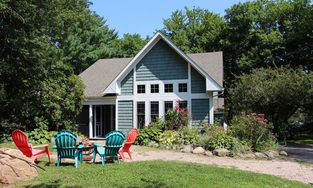 Narragansett Pier House | Student rental is all that is left!