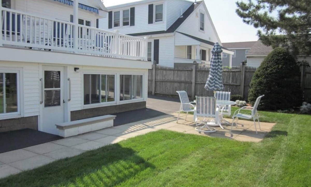 Seabrook Apartment | Studio apartment ideally located in the coveted Seabrook Beach Village District