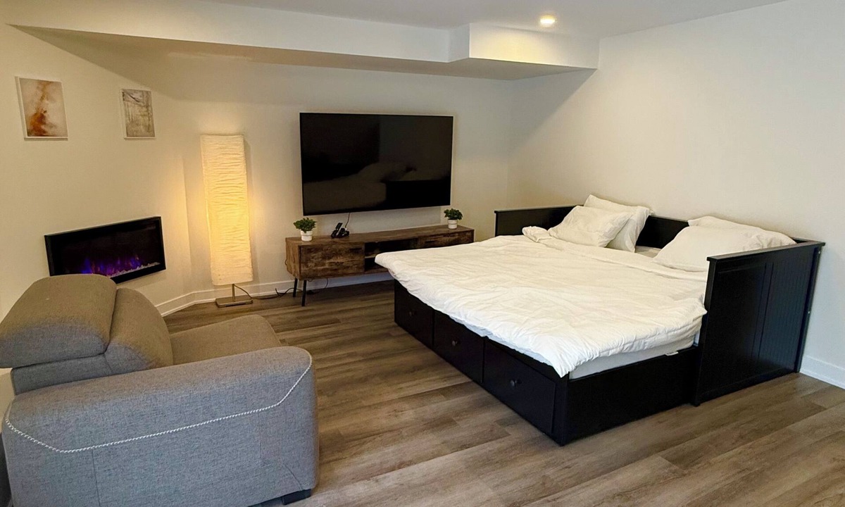 Ottawa Division Condo | Studio condo separate unit with full access to the backyard