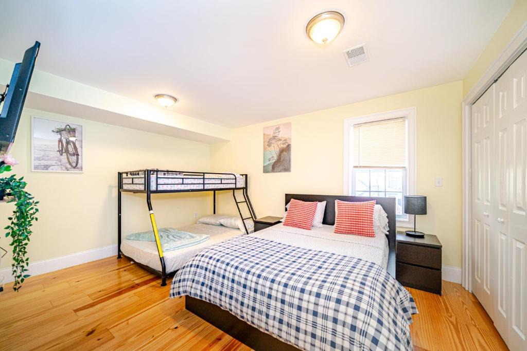 Quincy Apartment | Stunning 3BR Quincy Home w Laundry, Bathtub, near Red Line & Adams NHP 39
