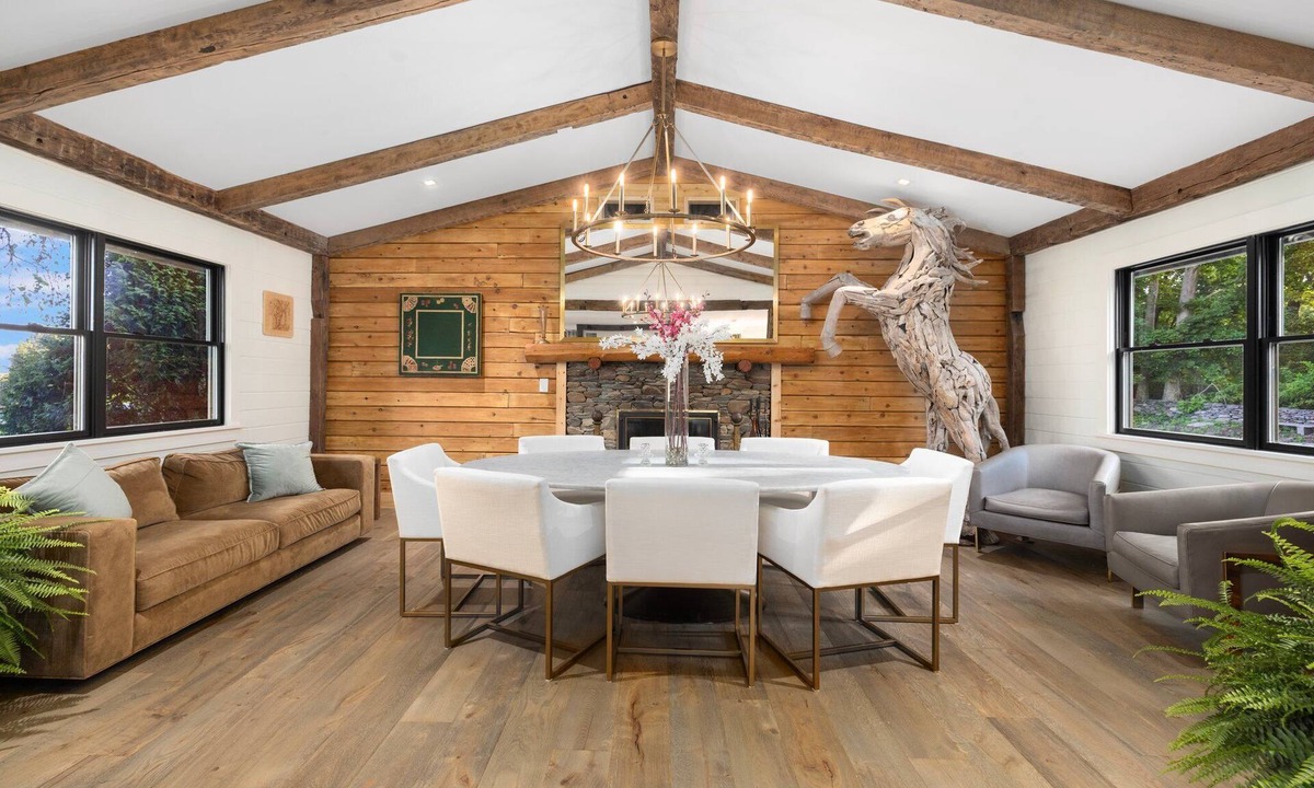 Middletown House | Stunning Farmhouse - Private Pool & Vintage Arcade - Close to Newport & Beaches