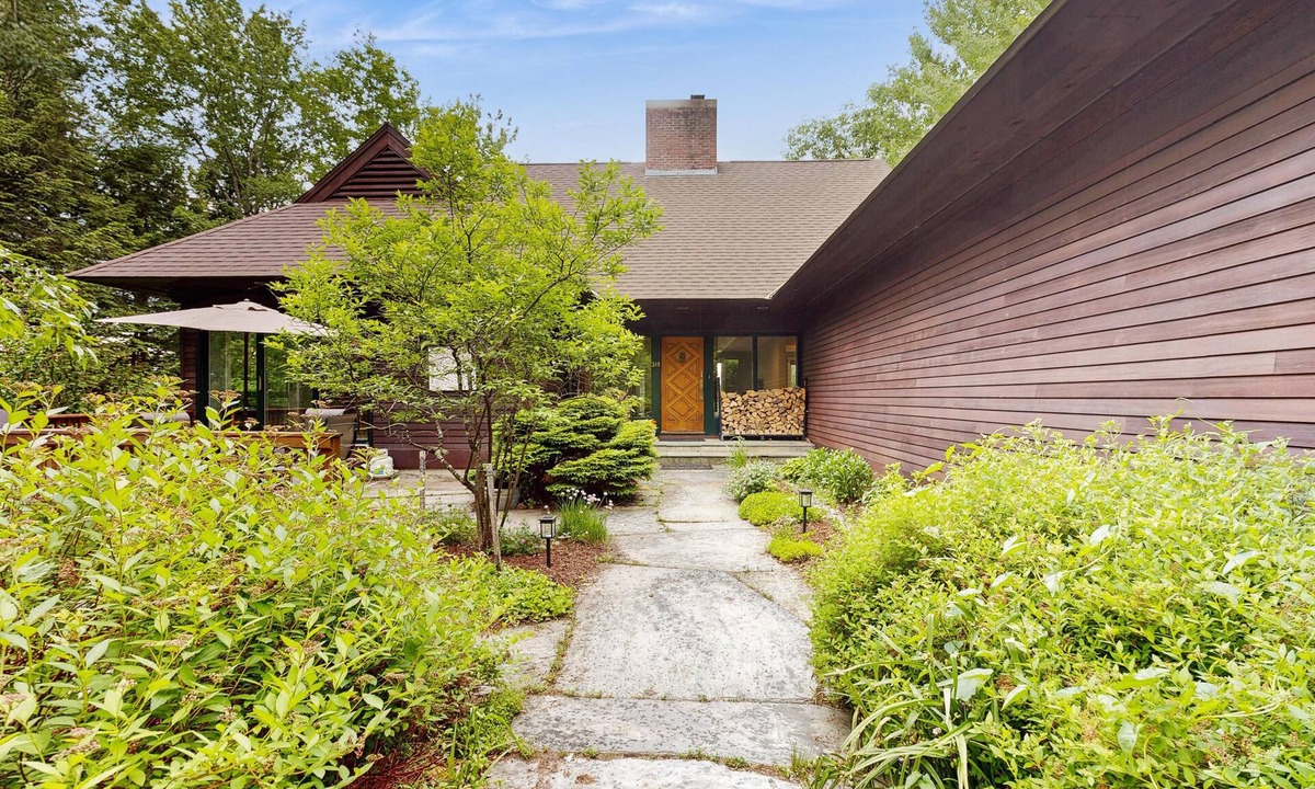 West Hartford House | Stunning home w/hot tub, views & Quechee Club access