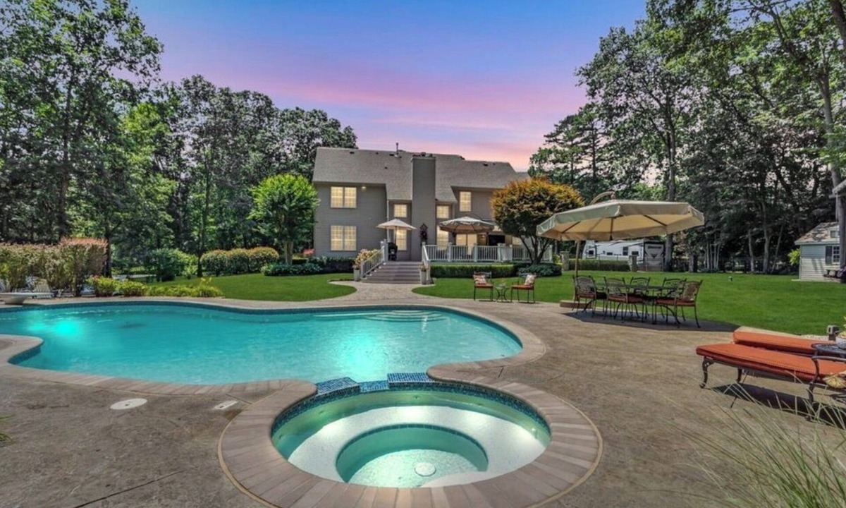 Stone Tavern House | Stunning Luxury Private Oasis, Pool, BBQ, Jacuzzi & Fire Pit 6 min to Six Flags