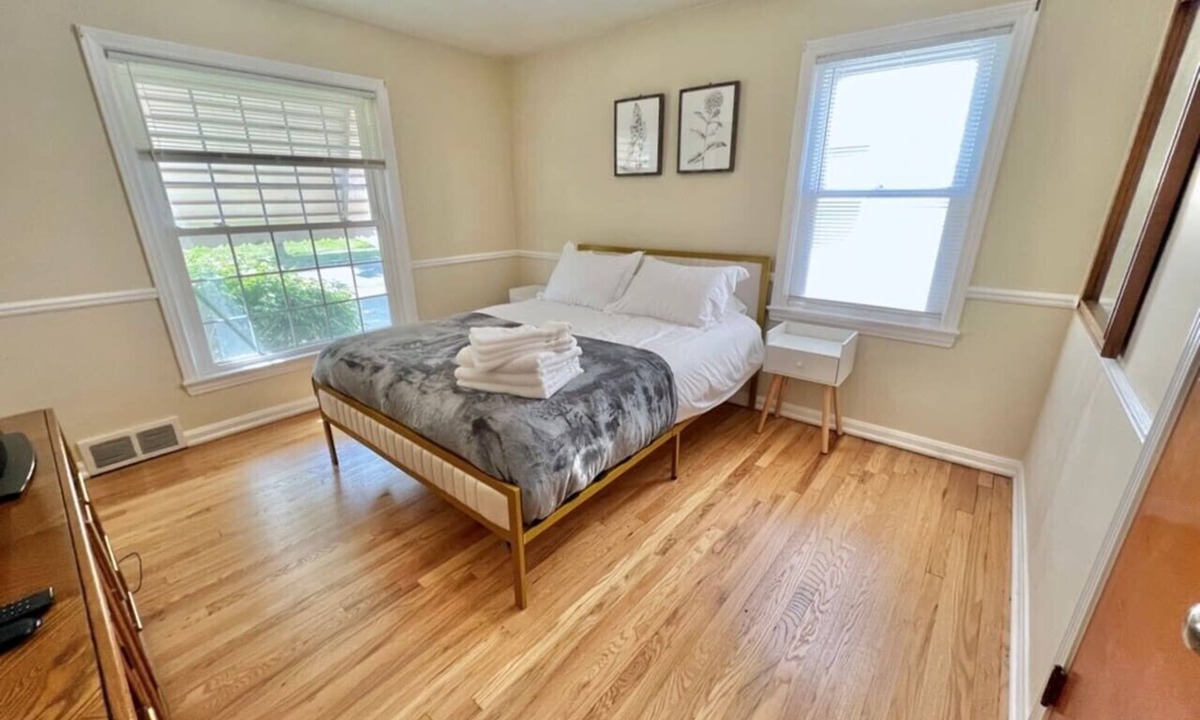 South Euclid House | Stylish 2BR + Office | Near Cleveland Clinic+Shops