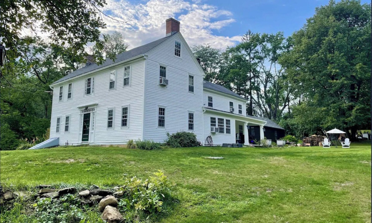 Stockbridge House | Stylish 5 bed/5 bath Hilltop Manor + Cottage - EV charger - Amazing location!