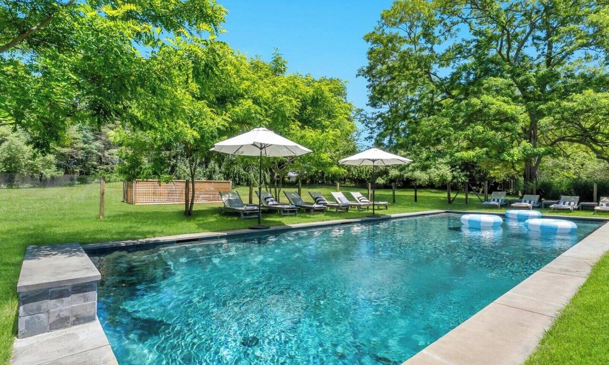 Sagaponack House | Stylish Hamptons Retreat, tucked away in a peaceful garden, incredible.