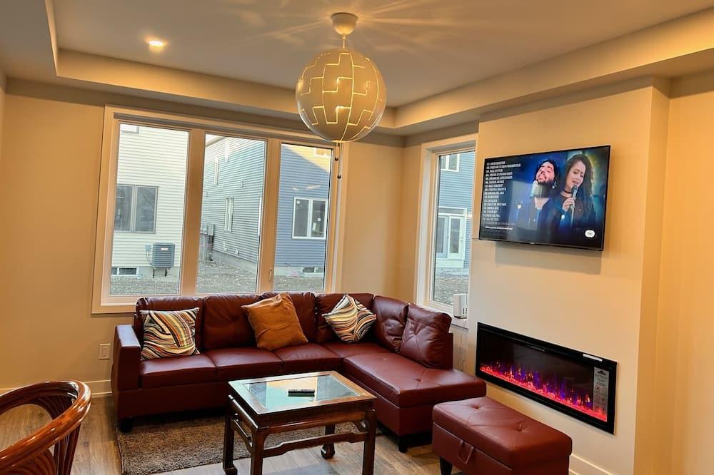 Ottawa Division House | Stylish & Modern 4BD/3.5 Bath Townhome w/Self Check-In+Kitchen & ParkinginKanata