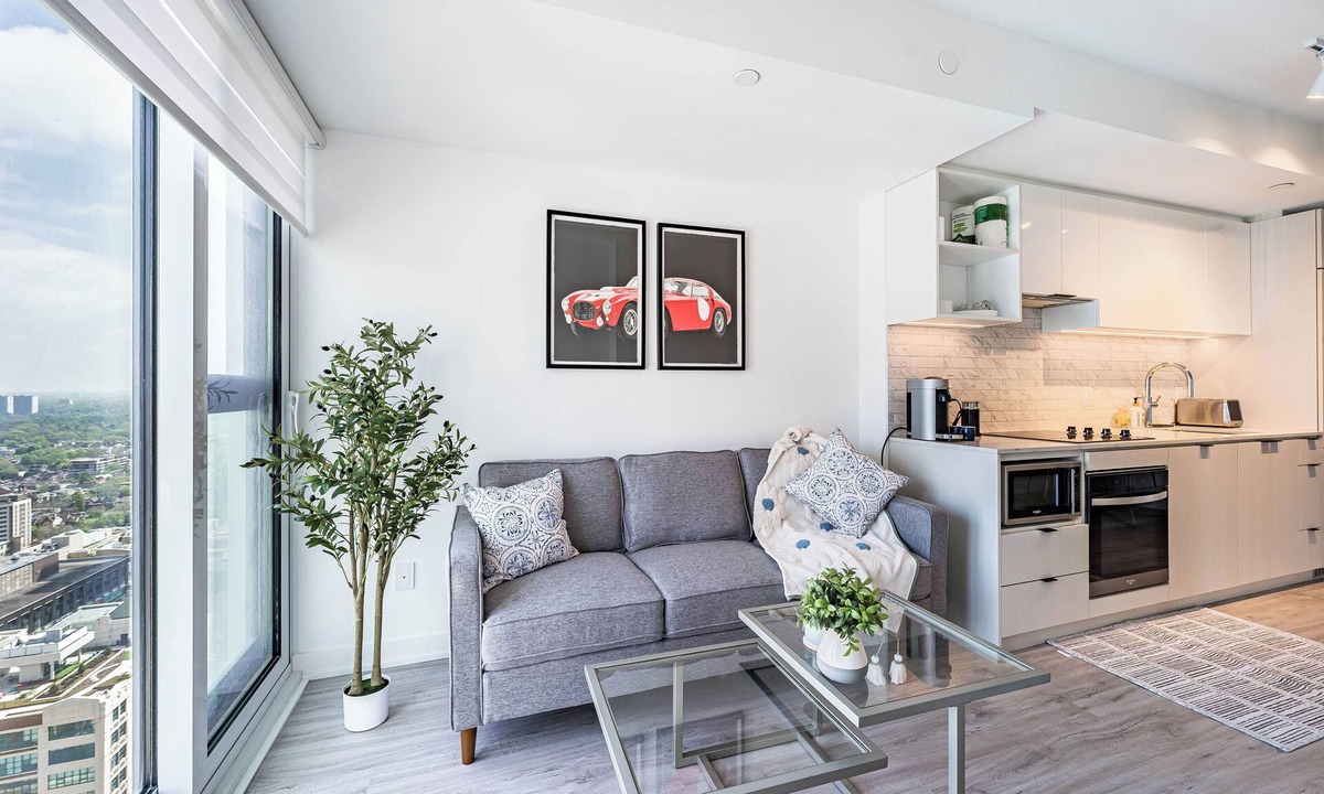 Bay Street Corridor Condo | Stylish & Spacious 2 Bed 2 Bath - Heart of downtown (Healthcare Discount)