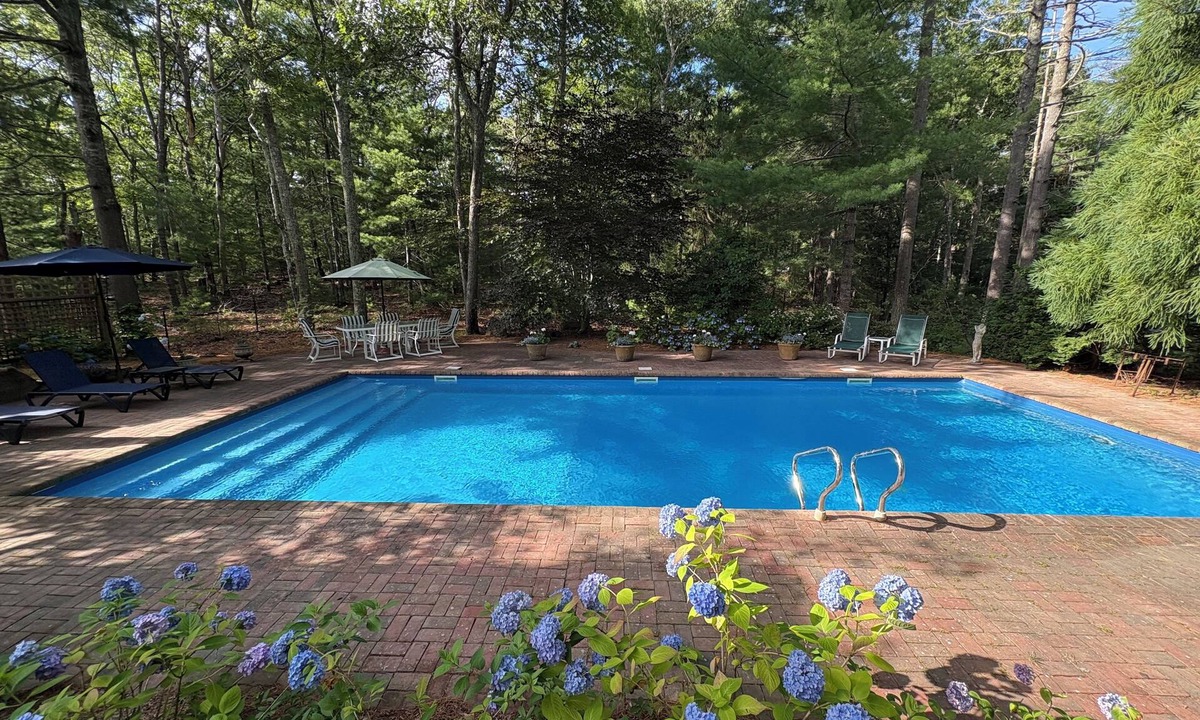 Northwest Harbor House | Summer Beckons in Fantastic East Hampton 3600 sf Airy Hideaway 4 bedroom 4 bath
