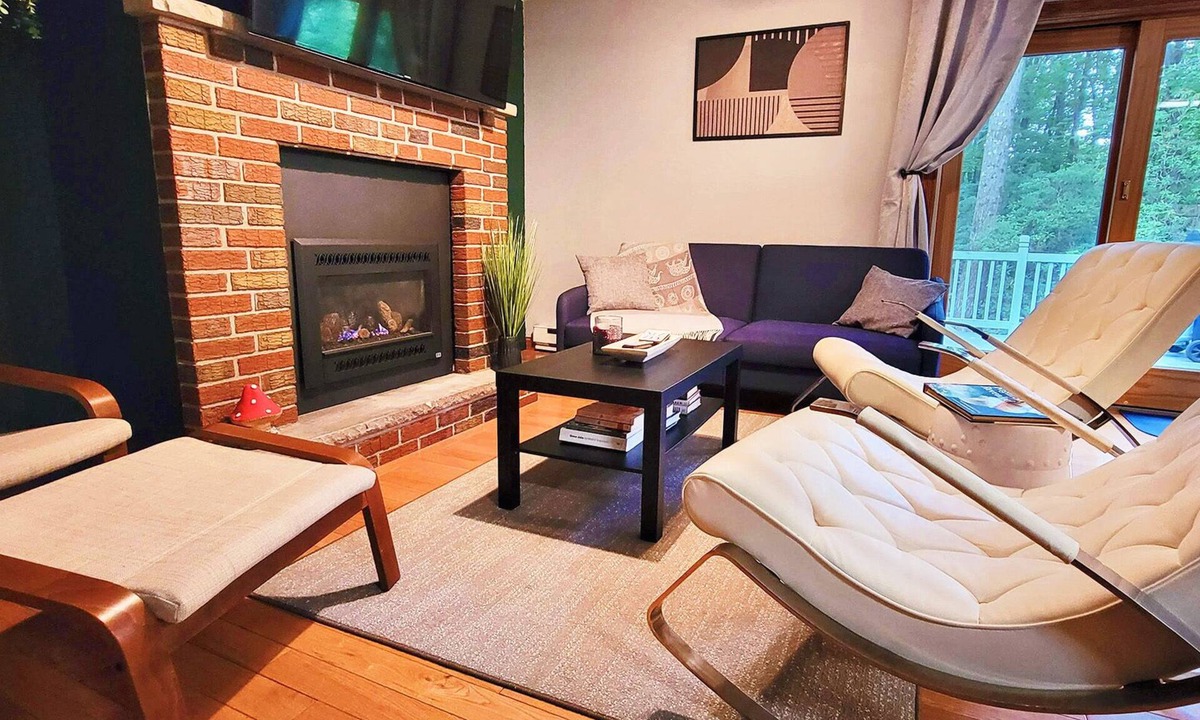 Mount Pocono House | Summer Getaway! King Bed, Big Yard w FirePit, Patio w BBQ Grill, Ping Pong!