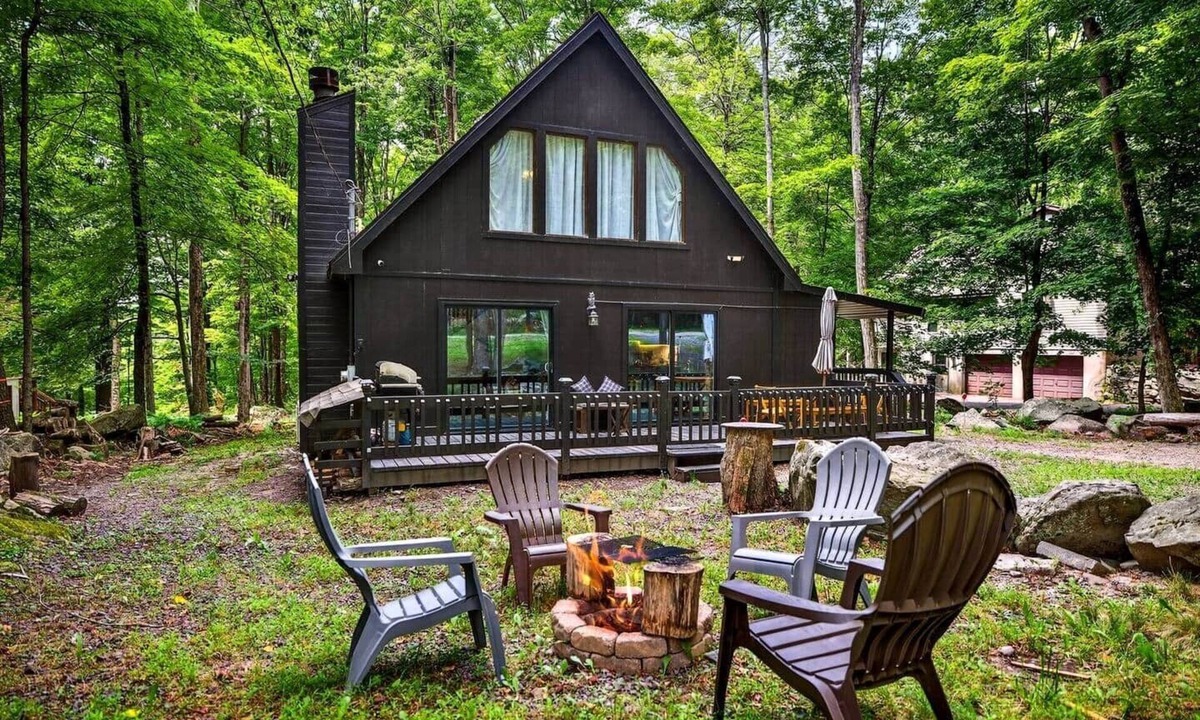 Lake Ariel Ski Chalet | Summertime Family Fun Hot Tub BBQ Fire Pit Pool Beach Lake 9 Hole Golf Mini Golf