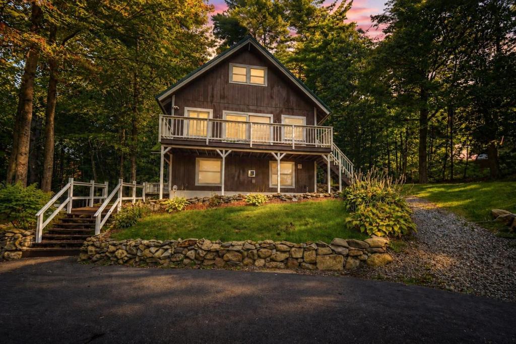 Gilford House | Summit View Chale, Firepit & Mtn Views, Winni