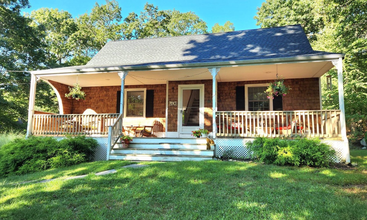 Charlestown House | Sun-filled Coastal Retreat/Beach Pass/1plus mile to Blue Shutters/Near All