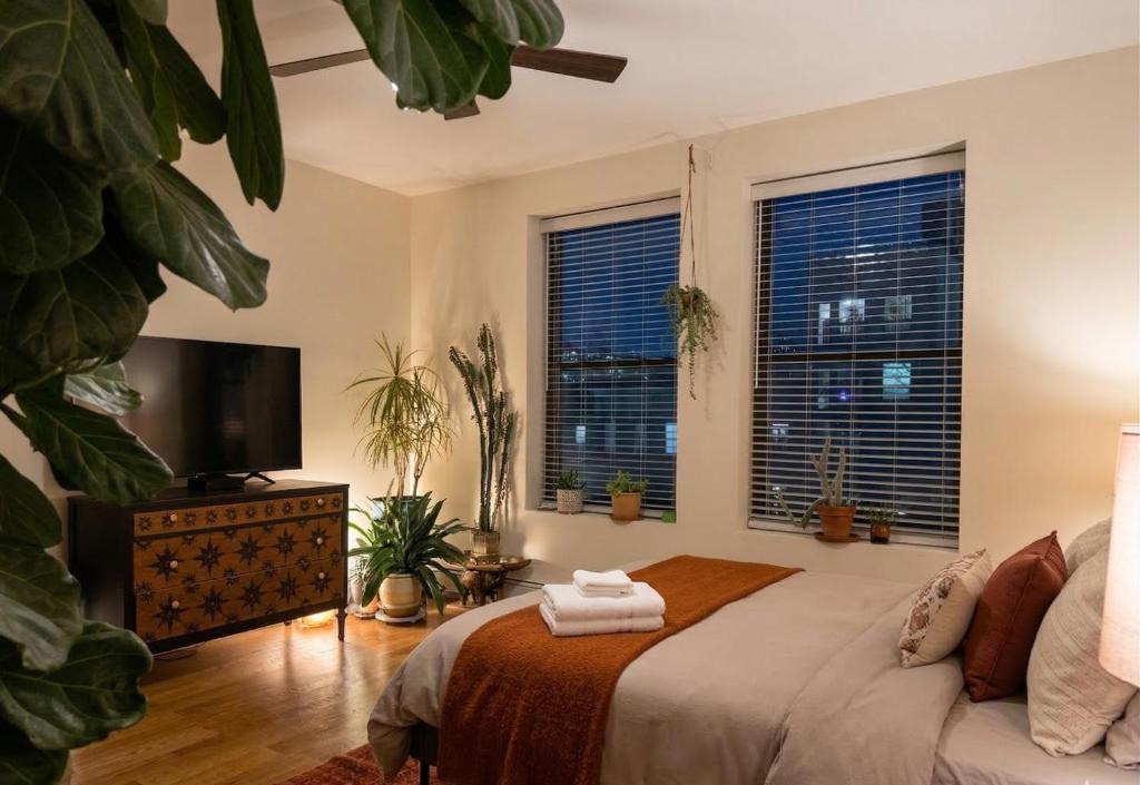 East Harlem Apartment | Sunlit Luxury 2BR Harlem Brownstone Retreat - Near Express Trains