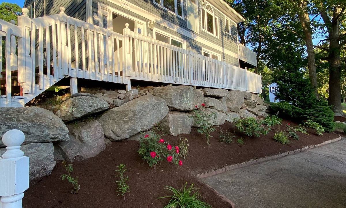 Narragansett House | Sunny Beach Getaway-Outdoor Shower, Big Deck, Walk to Coffee+Ice Cream-Sleeps 10