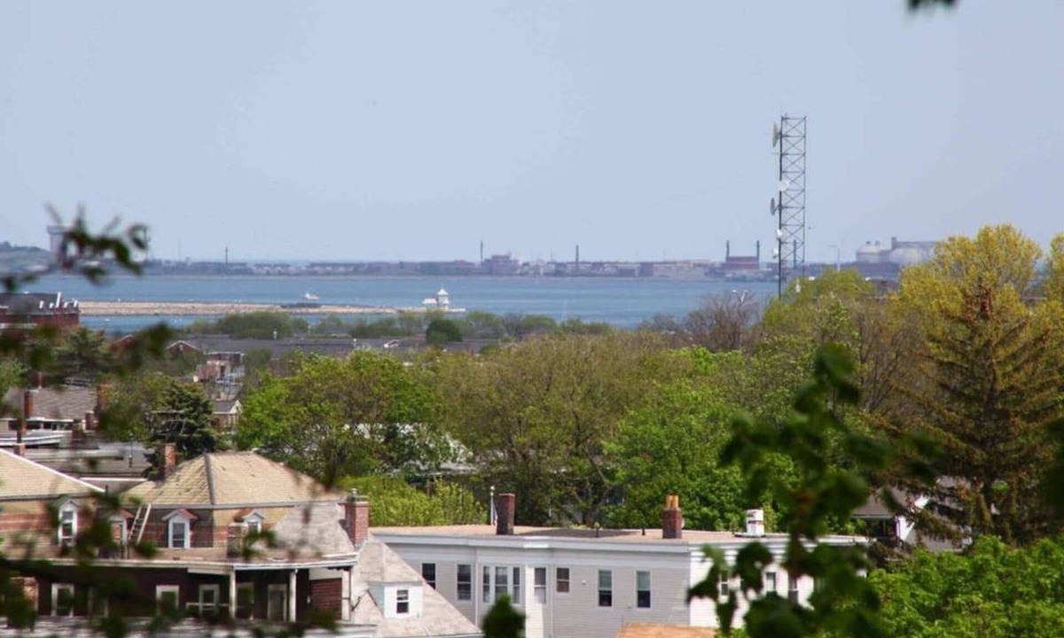 Jones Hill Apartment | Sunny Ocean-View Suite near subway w/kitchen & private bath