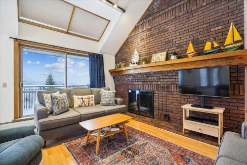 Killington House | Sunrise Village East Glade B2 Cozy Ski-In Ski-Out 3-Bedroom Condo with Fireplace & Resort Amenities