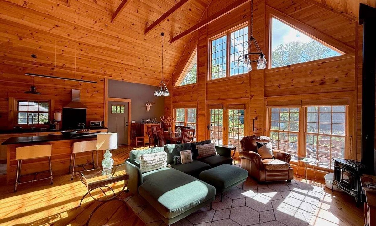 Glendale House | Sunset River Views, SIP, Spotless, Sleeps 8