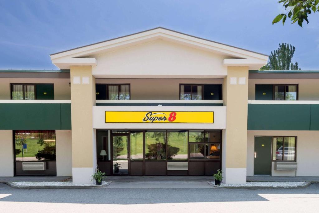 White River Junction Hotel | Super 8 by Wyndham White River Junction