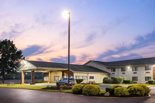 Henrietta Hotel | Super 8 by Wyndham Henrietta/Rochester Area