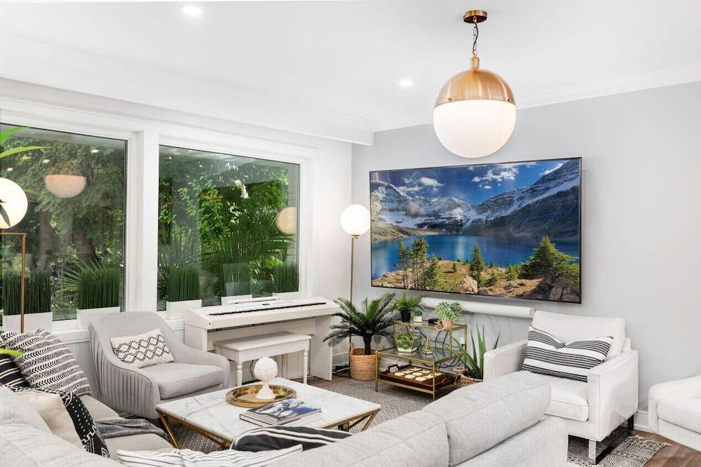 Etobicoke House | Super Lux Designer Co-Living, Hot Tub, Movie Theatre, Tesla Charger, Fireplaces