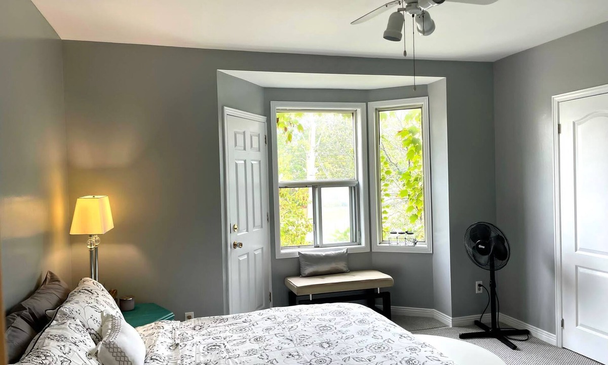 Regent Park Apartment | Superb Spacious Loft in Old Toronto close to Distillery District