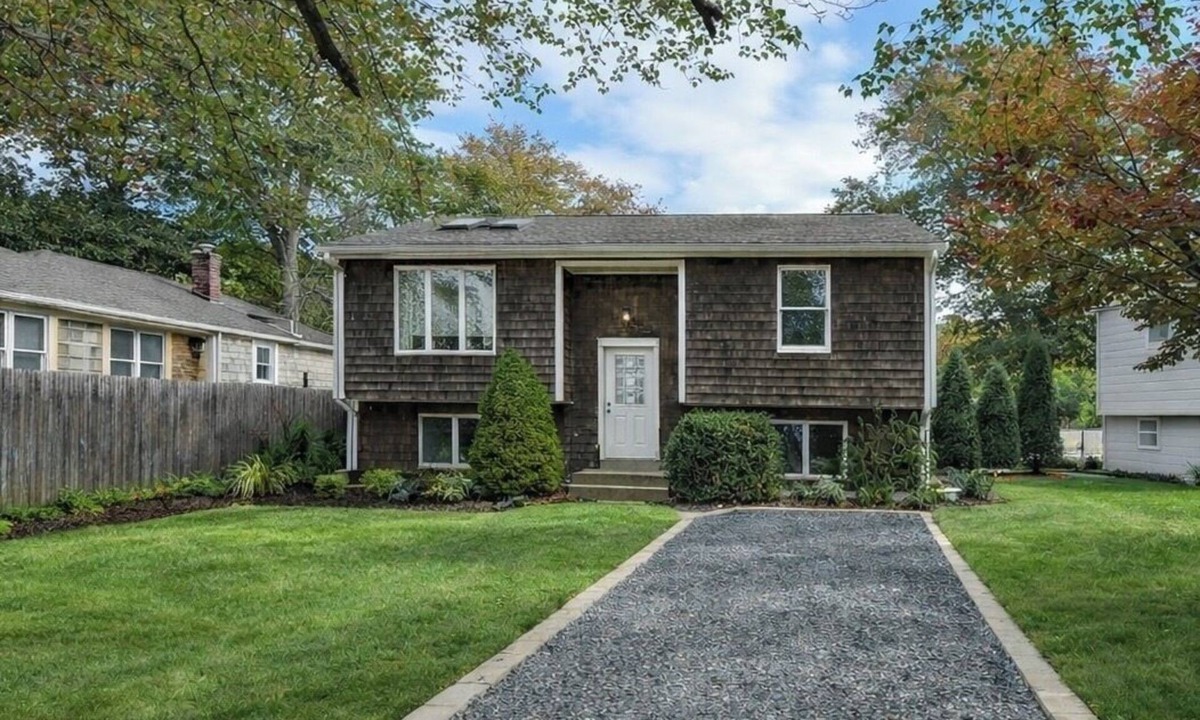 Saunderstown House | The Anchorage-Coastal Getaway w/Private Beach in Narragansett