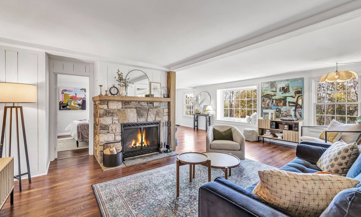 Bridgewater House | The Art House: 5-Acre, Private Getaway with Fireplace