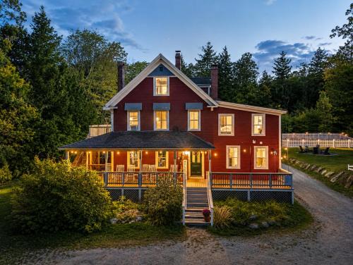 Bartlett Hotel | The Aurora Inn & Cottages