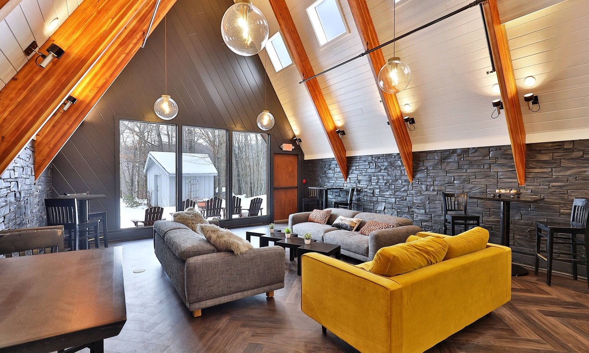 Killington Cabin | The Birch Ridge: English Gentleman's Room #9 - King Suite In Killington, Vermont. Hot Tub. 1 Bedroom Home