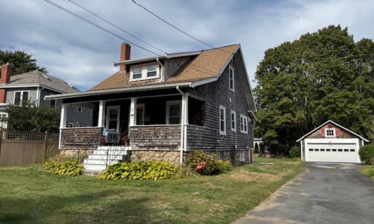 Dartmouth Cottage | The Bungalow! Charming 2br right in the village of Padanaram in So. Dartmouth