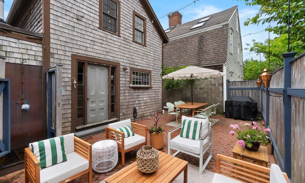 Newport House | The Captain's Cottage - Walk to Everything!