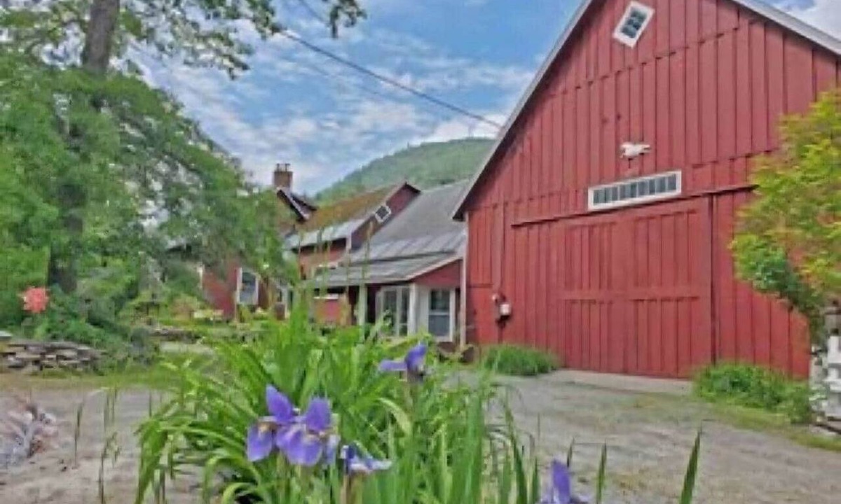 Williamsville House | The Cardinal Lodge- A Riverside Retreat
