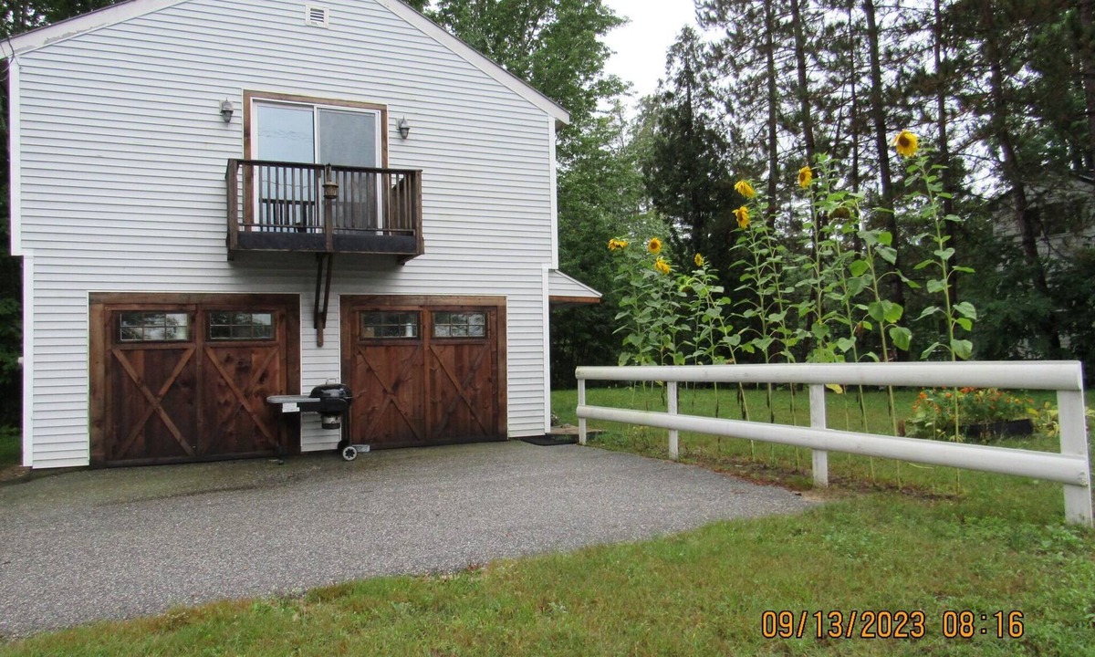East Stoneham House | The Carriage House, available four seasons on lake Keewaydin