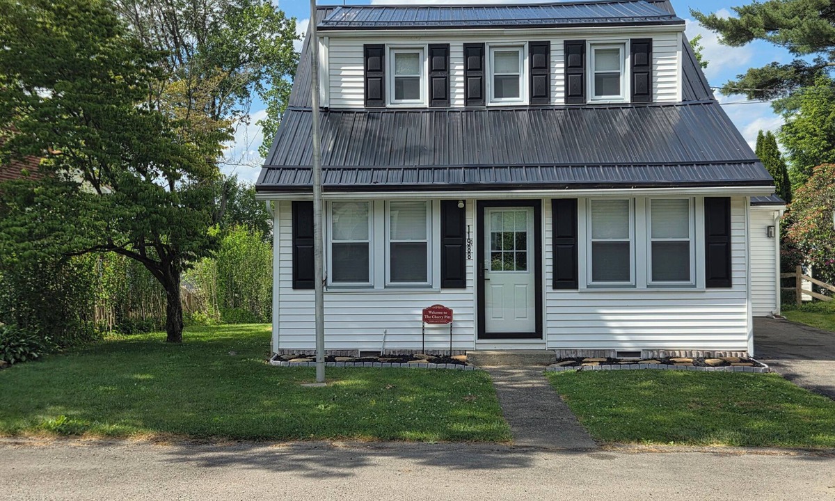 Conneaut Lakeshore Cottage | The Cherry Pitt-Cozy 6 bedroom cottage in peaceful Conneaut Lake w/water access.