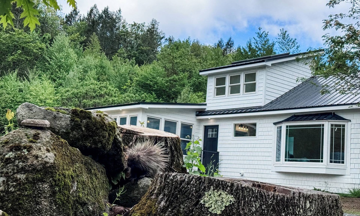 Huntington Cottage | The Cottage at Quill Hollow -Family friendly w/central AC & high end appliances