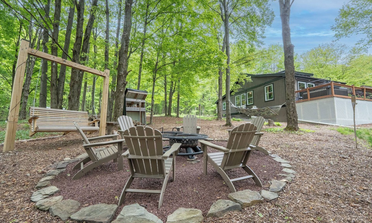 Montrose Cabin | The Cozy Cabin | Hot Tub & Fire Pit | Sleeps 6