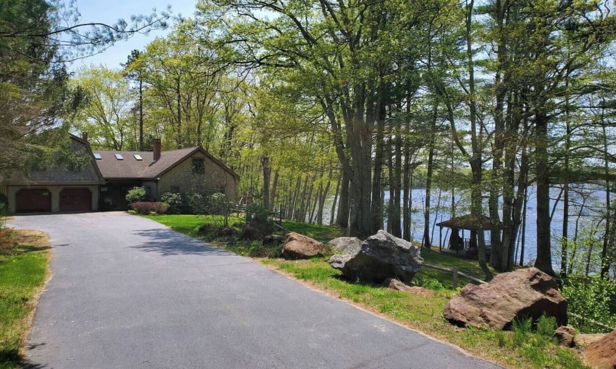 Warren House | The Lake House - Spacious 8-bedroom lakefront vacation home