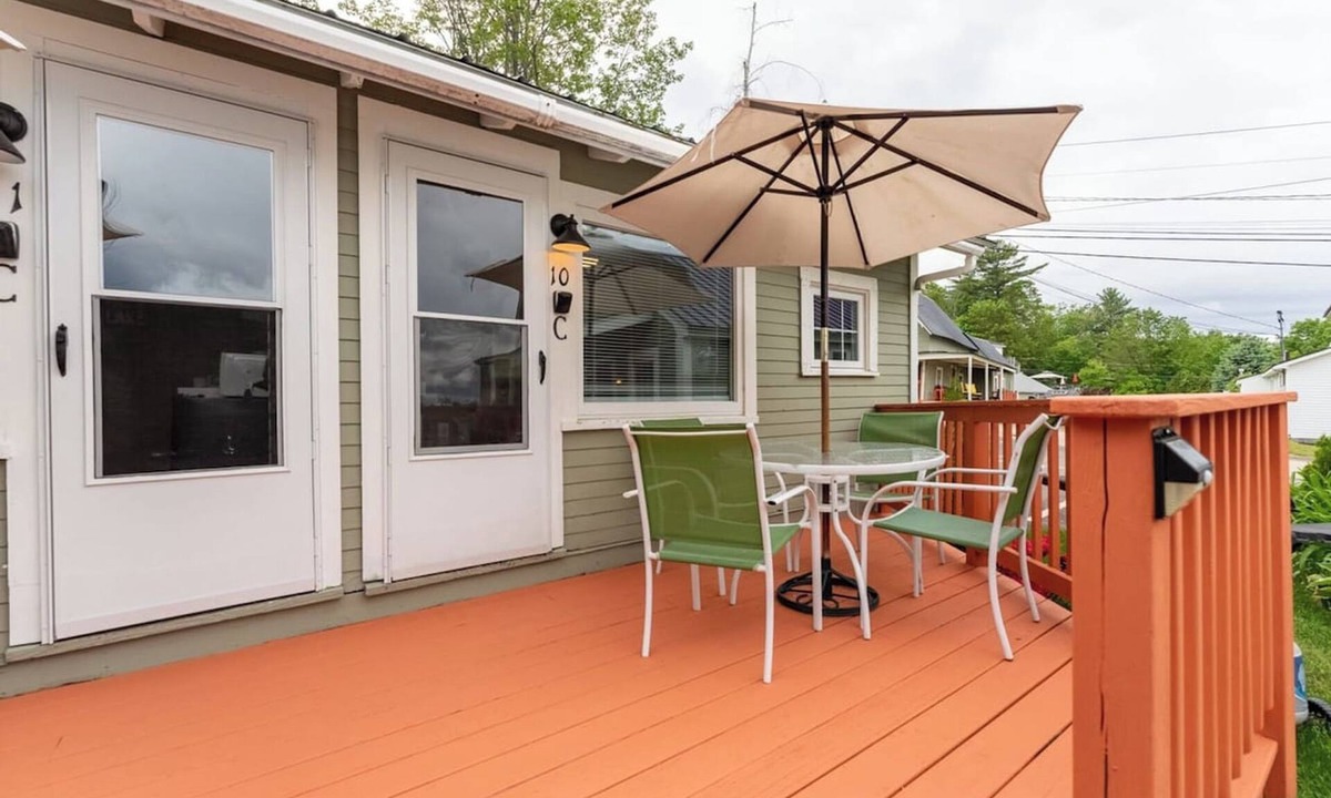 Weirs Beach Cabin | The Lakeview Cottage 10