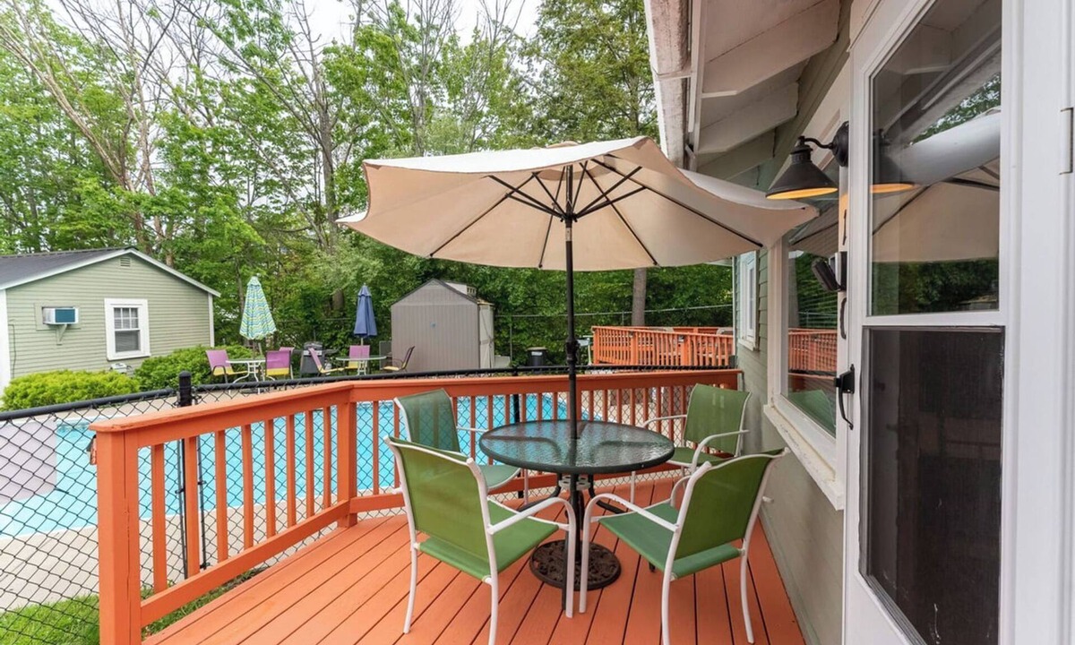 Weirs Beach Cabin | The Lakeview Cottage 11